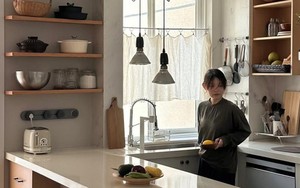 Cải tạo nhà lần hai, tôi bỏ hẳn tủ bếp treo tường: Căn bếp rộng hơn, sáng hơn và dễ dọn dẹp hơn hẳn