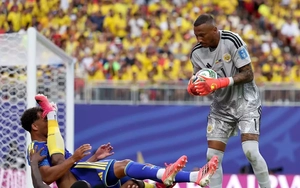 Thủ môn từng đối đầu Công Phượng, Quang Hải gây sốt World Cup