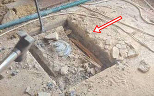 Kéo sợi dây lạ nhô lên từ nền nhà, người thợ không ngờ thứ xuất hiện sau đó trị giá hơn 70 tỷ đồng
