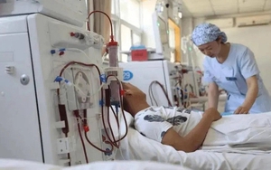 Uống nước thấy xuất hiện 4 dấu hiệu này, bác sĩ cảnh báo: Chức năng thận suy giảm, bệnh thận đang "cận kề"