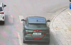 Tài xế dùng băng keo che biển số xe để né phạt nguội