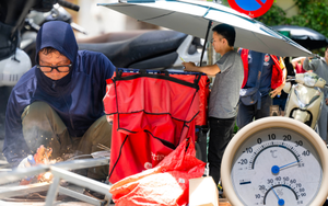 Hà Nội như "chảo lửa" giữa trưa 23/6: Chờ đèn đỏ vài chục giây đã mồ hôi nhễ nhại, che kín mít vẫn cảm thấy bỏng rát