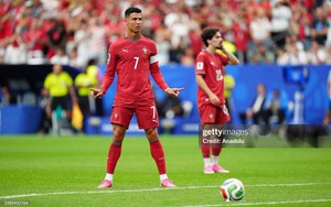 Ronaldo và 2 pha đá phạt dậy sóng World Cup: Khi CR7 không chạm bóng vẫn làm đối thủ "toát mồ hôi"