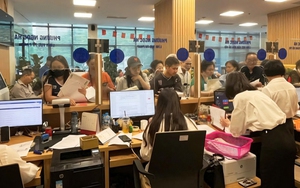 Nữ cán bộ "nhất quyết" yêu cầu cụ bà 97 tuổi đến phường làm thủ tục