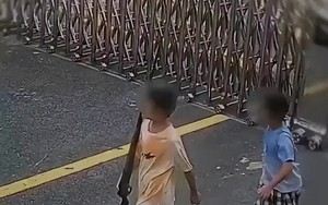 Hai đứa trẻ cầm khẩu súng giả bước vào đồn cảnh sát, thẽ thọt hỏi 1 câu khiến tất cả mọi người cười chảy nước mắt