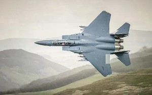 Phi công F-15 bị bắn rơi tiết lộ bầy đàn UAV bất thường 'hình con sứa' của Iran