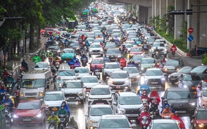 Hà Nội đón 'mưa vàng' đúng giờ cao điểm, nhiều tuyến phố ùn tắc