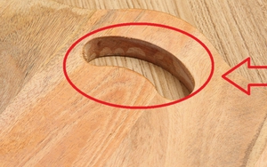 Vì sao thớt thường có 1 lỗ khuyết?