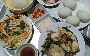 Thấy con dâu đăng mâm cơm lên mạng, tôi giận run người, không hiểu nó nghĩ cái gì!
