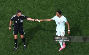 Viral khoảnh khắc Mbappe điềm nhiên nhờ trọng tài "ship hàng" ngay trên sân