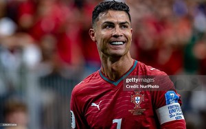 Ronaldo tiếp tục "săn bàn thắng", Messi lên ghế dự bị
