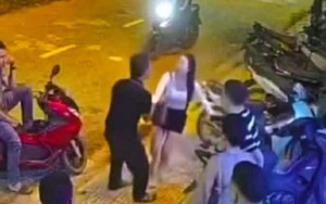Nam thanh niên trêu ghẹo, tát cô gái trẻ trước quán karaoke