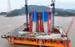 Phát hiện Trung Quốc cắm 18 cọc thép dài gần 90 mét ở giữa sông, ‘tháp’ cao bằng toà nhà 100 tầng sắp lộ diện