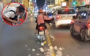 Người phụ nữ rải giấy tiền tứ tung ra giữa đường ở TP.HCM: Bất ngờ nguồn cơn và cái kết