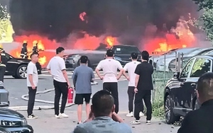 Chỉ vì đốt đám bông ven đường, người đàn ông 74 tuổi khiến 20 ô tô điện mới tinh hóa tro bụi trong chốc lát