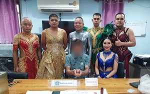 Sự thật sau bức ảnh “vũ công cảnh sát” gây nhầm lẫn toàn cầu