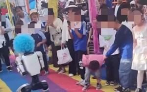 Đang xem biểu diễn, bé trai bất ngờ bị đánh ngã gục: Camera hé lộ "thủ phạm" khó tin