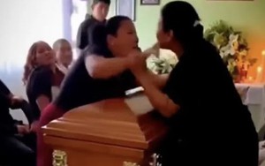 Tang lễ đang diễn ra, 2 phụ nữ bỗng lao vào nhau trước quan tài khiến người thân hoảng hốt: Vì lý do này