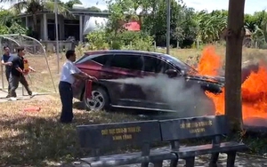 Ô tô tiền tỉ cháy dữ dội khi chủ xe đang dự đám cưới