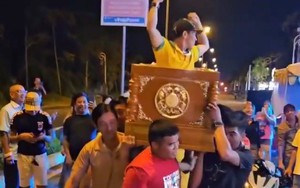 Vụ nhóm người khiêng quan tài có người sống, nhảy múa giữa phố: Đã rõ mục đích 