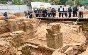 Đào đất, người dân Việt Nam phát hiện vật hình trụ dày màu vàng lạ, chuyên gia xác nhận báu vật lớn nhất lịch sử