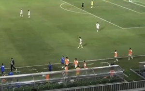 Ăn mừng cuồng nhiệt, U19 Indonesia xô ngã trợ lý Việt Nam