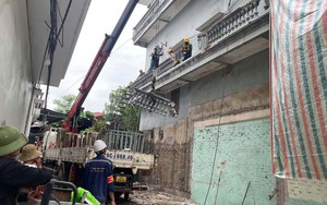 Vụ xịt nước vào thợ xây nhà hàng xóm: Cưỡng chế phá dỡ ban công vi phạm