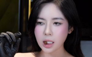 Mukbang gián sấy khô, hot girl gây "náo loạn" CĐM vì độ can đảm