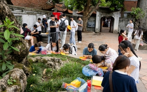 Cảnh tượng mỗi năm chỉ có đúng một lần tại Văn Miếu - Quốc Tử Giám trước giờ G thi tốt nghiệp THPT