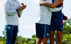 Khoảnh khắc Ronaldo xúc động, ôm chặt chia buồn với nỗi đau mất cha của trợ lý HLV Bồ Đào Nha