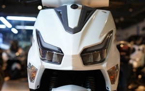 Đổ đầy bình chạy 400km, cốp rộng thênh thang, SYM ECHS 125 phả hơi nóng lên Yamaha FreeGo