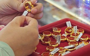 Giá vàng bất ngờ tăng mạnh, vàng nhẫn tăng 900.000 đồng/lượng