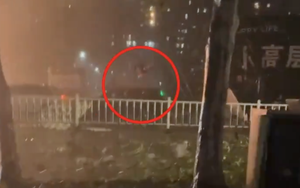 Khoảnh khắc người đàn ông ở Trung Quốc bị lốc xoáy cuốn lên không trung