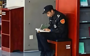 "Làm sao thả quả trứng từ tầng 10 mà không vỡ?" - Cả lớp loay hoay nửa tiếng, bác bảo vệ giải được trong 5 giây
