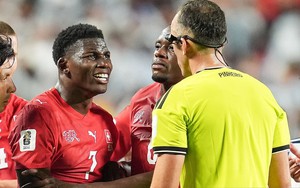 VAR khiến tiền đạo Thụy Sĩ dính bi kịch ở World Cup, bật khóc sau quyết định của trọng tài