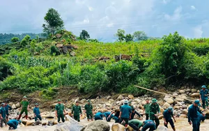 Hàng trăm người xuyên đêm tìm nạn nhân bị lũ cuốn ở Lai Châu