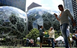 Cú sốc của 30.000 nhân sự Amazon: Bị sa thải qua tin nhắn, 10 năm cống hiến vỡ vụn chỉ sau 1 đêm