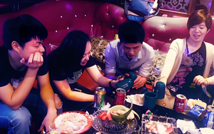 Tôi cứ nghĩ mình quá nhạy cảm cho đến khi đồng nghiệp giữ tay tôi giữa phòng karaoke đông người rồi cười như không có gì