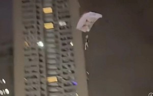 Hy hữu: Nam thanh niên bị bắt sau cú nhảy dù từ nóc chung cư để câu view, tài khoản 60.000 người theo dõi chính thức "bay màu"