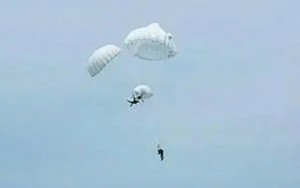 Khoảnh khắc sinh tử trên không: Dù quấn chặt ở độ cao 800 m, người lính vẫn cứu được đồng đội bất tỉnh bằng quyết định trong vài giây