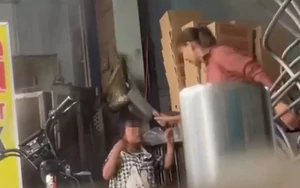 Người phụ nữ dùng chổi đánh tới tấp, cầm dao đe dọa con gái 12 tuổi