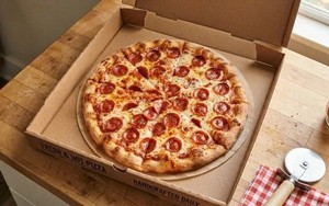 Vì sao hộp pizza hình vuông nhưng bánh pizza lại hình tròn?