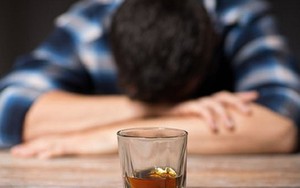 Tưởng cơ thể đang “thải độc” sau say rượu, người đàn ông Hà Nội phải nhập viện khẩn vì mất máu