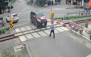 Video: Khoảnh khắc nữ tài xế vượt đèn tín hiệu băng qua đường sắt