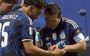 Hài hước: Messi lấy được bí kíp của tuyển Anh nhưng phải nhờ đồng đội... dịch hộ tiếng Anh