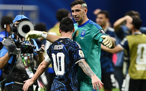Thủ môn Emiliano Martínez tiết lộ cuộc trò chuyện thân mật với Messi: Chúng tôi ra sân như ngậm con dao trong miệng, không thể gục ngã