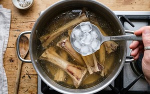 Tại sao nên cho đá lạnh vào nồi nước hầm xương?