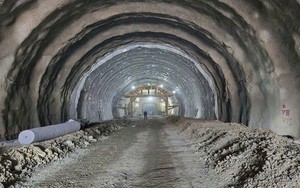 Khối đá lớn rơi xuống, hầm cấp đặc biệt dài 3.200m lóe sáng, 1.000 người Việt Nam vỡ òa vì thành công lớn