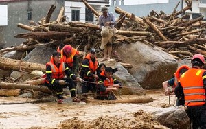 Thủ tướng yêu cầu lực lượng Quân đội, Công an sẵn sàng hỗ trợ dân vùng lũ sơ tán