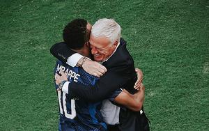 Mbappe viết tâm thư đẫm nước mắt chia tay HLV Deschamps: "Đáng lẽ sẽ có đoạn kết viên mãn, nhưng chúng ta đã thất bại"